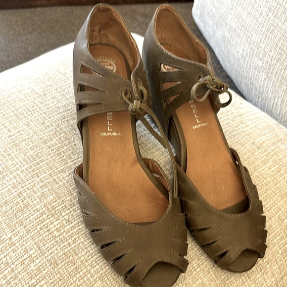 Jeffrey Campbell Leather
Wedge Peep Toe Sandals Ankle
Lace Up Closure Size 9 - Picture 7 of 10